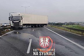 Zablokowana trasa S8 do Warszawy. „Złamała się” ciężarówka-88888