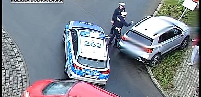 Wypadek na rondzie. Kobieta nie mogła wyjść z auta