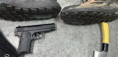 Wyciągnął atrapę broni i groził pasażerowi