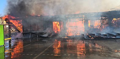 Trwa dogaszanie zgliszczy po budynku marketu w Polkowicach