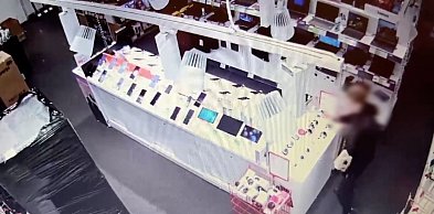 Myślał, że nikt go nie widzi. Kamera zarejestrowała kradzież