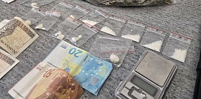 Płacił podrobionymi banknotami. Zatrzymanym okazał się… diler