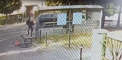 Zsiadł z roweru i pobił dwie osoby