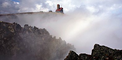 Karkonosze. W górach ślisko i mglisto