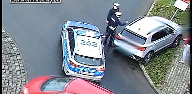 Wypadek na rondzie. Kobieta nie mogła wyjść z auta