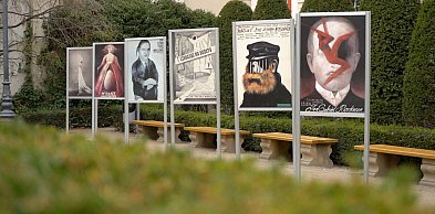 Wyjątkowe sztandary i historia teatru na plakatach