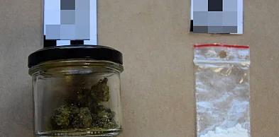 Blisko kilogram narkotyków i kilkadziesiąt tysięcy w różnych walutach