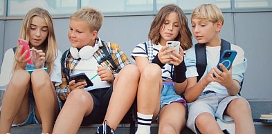 CBOS: 85 proc. badanych za zakazem używania smartfonów w szkołach