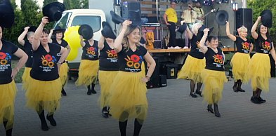 Międzypokoleniowa potańcówka w żółtym kolorze