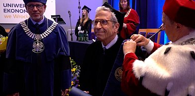 Noblista, a teraz doktor honoris causa