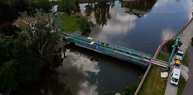 Odrdzewiają żabią przeprawę. Kładka Bielarska - postępy prac