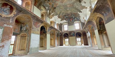 Cysterska biblioteka bez rusztowań. Ze ścian patrzą Pitagoras i Homer