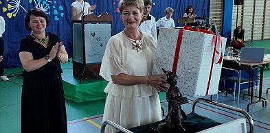 Uczniowie żegnają dyrektorkę w Wysokiej