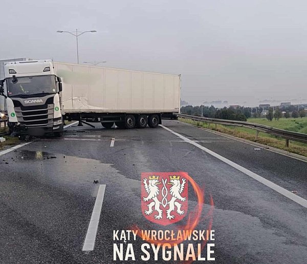 Zablokowana trasa S8 do Warszawy. „Złamała się” ciężarówka-88888