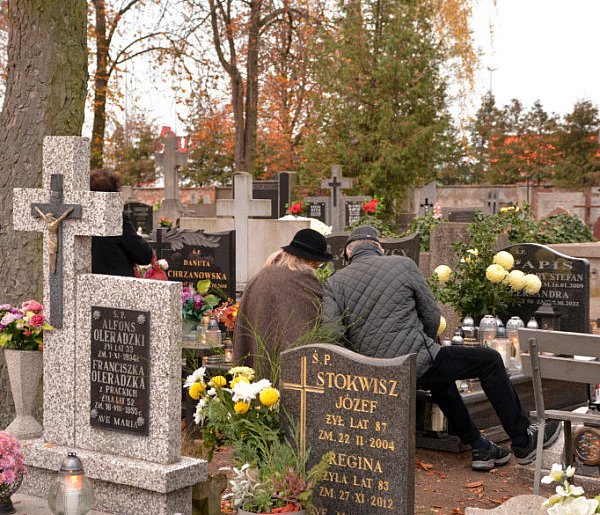 Savoir-vivre na 1 listopada. Jak się zachować podczas wizyty na cmentarzu?-89756