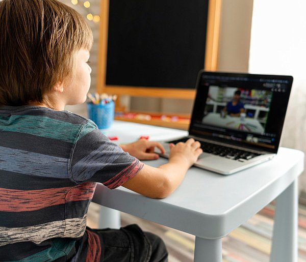 Popularni influencerzy mogą mieć kłopoty. Treści dla dzieci budzą kontrowersje-90104