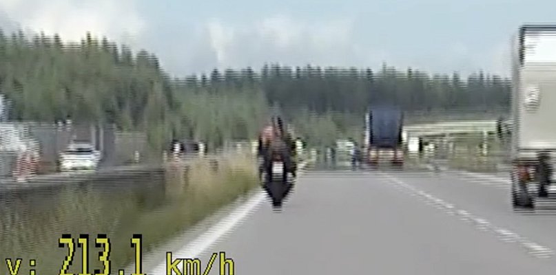 Pędził A4 210 km/h. Tłumaczył, że śpieszył się do dziewczyny - 88110