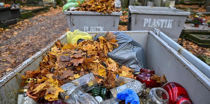 Po 1 listopada na wysypiska trafia ok. 120 tys. ton odpadów cmentarnych - 89777