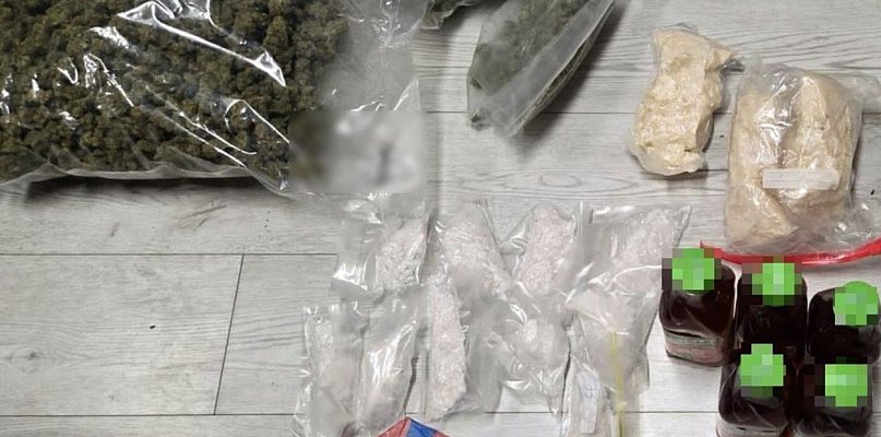 Policjanci zabezpieczyli znaczną ilość narkotyków i zatrzymali 4 osoby