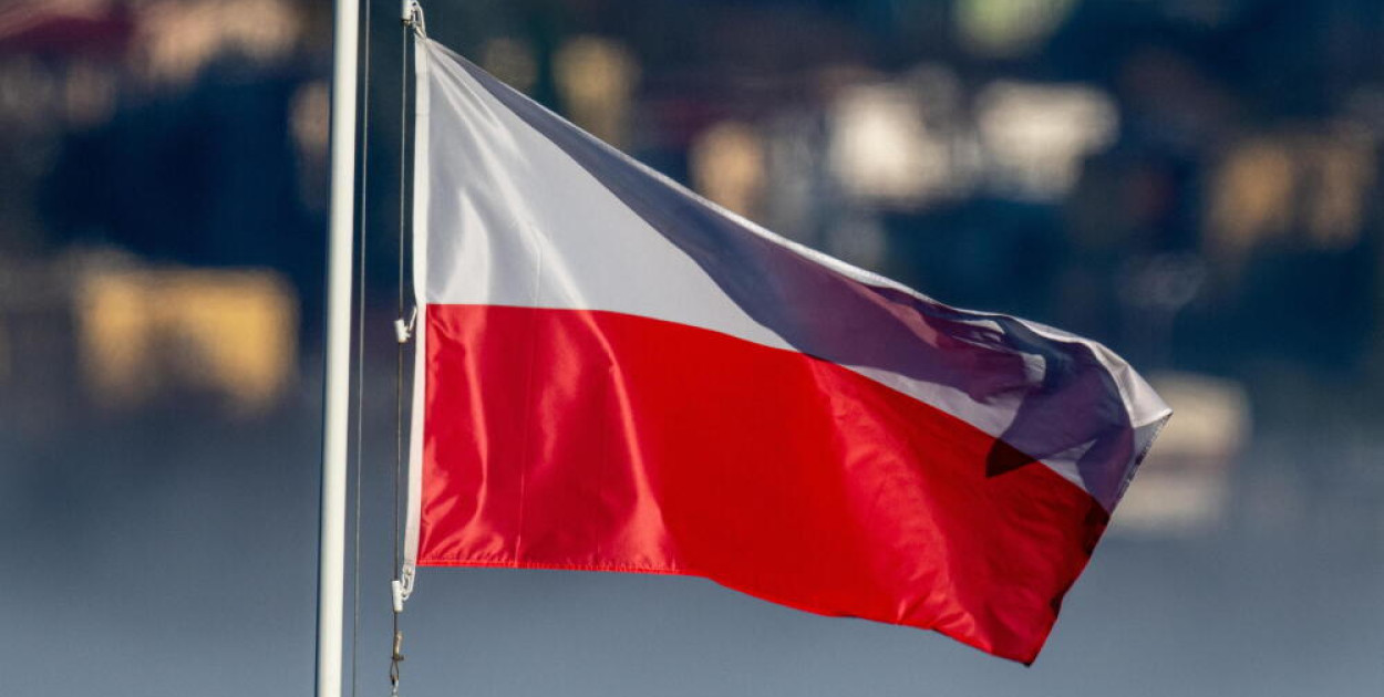 Flagę RP może wywiesić każdy obywatel, ale zgodnie z przepisami