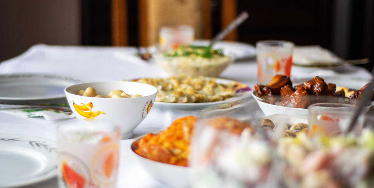 Polacy znów sięgną głębiej do kieszeni. Tyle wydają na świąteczne jedzenie