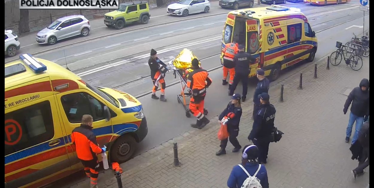 Stracił przytomność w budynku sądu. Policjanci ruszyli na pomoc