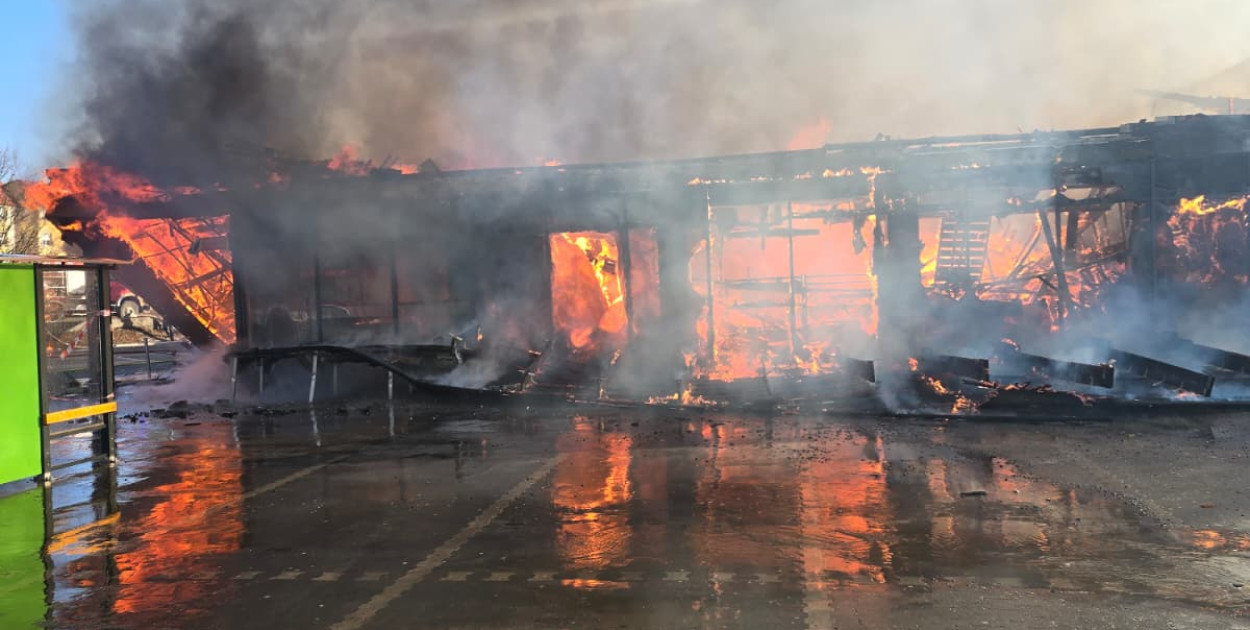 Trwa dogaszanie zgliszczy po budynku marketu w Polkowicach