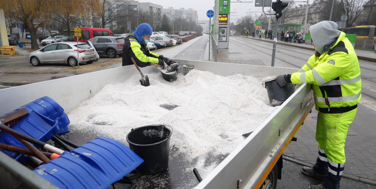Oblodzenia spowodowały utrudnienia w komunikacji miejskiej i podmiejskiej