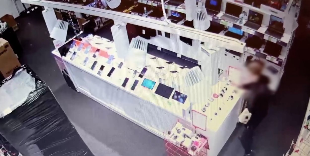 Myślał, że nikt go nie widzi. Kamera zarejestrowała kradzież