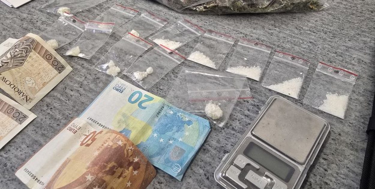 Płacił podrobionymi banknotami. Zatrzymanym okazał się… diler