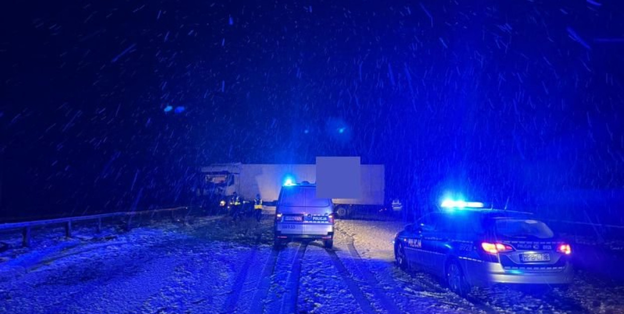 Ciężarówka w poprzek S3, a kierowca bez uprawnień