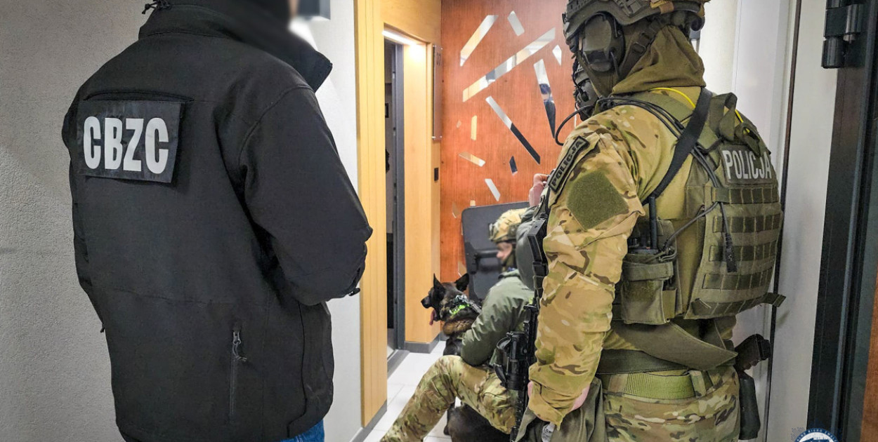 Areszt dla 10 podejrzanych o pranie 20 mln zł pochodzących z cyberoszustw