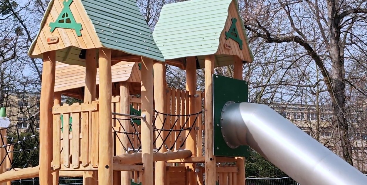 Nowy plac zabaw we wrocławskim parku