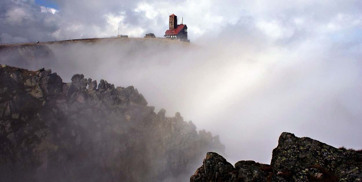 Karkonosze. W górach ślisko i mglisto