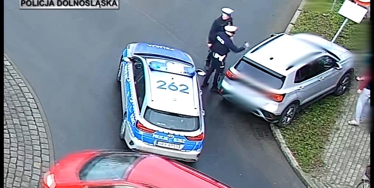 Wypadek na rondzie. Kobieta nie mogła wyjść z auta