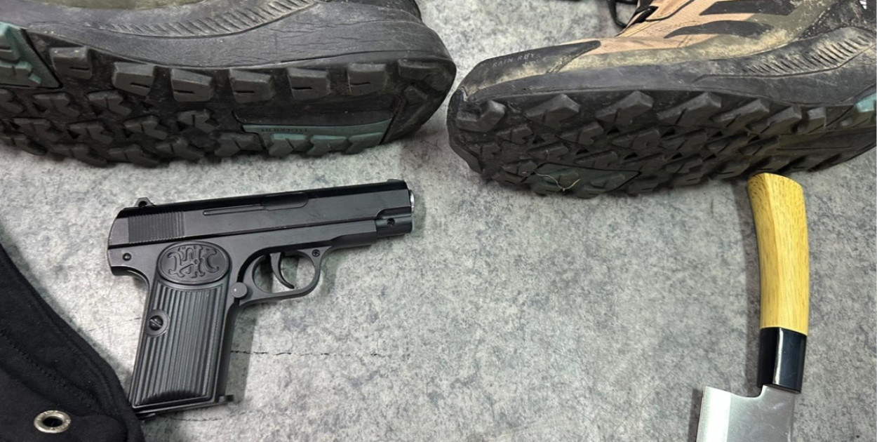 Wyciągnął atrapę broni i groził pasażerowi