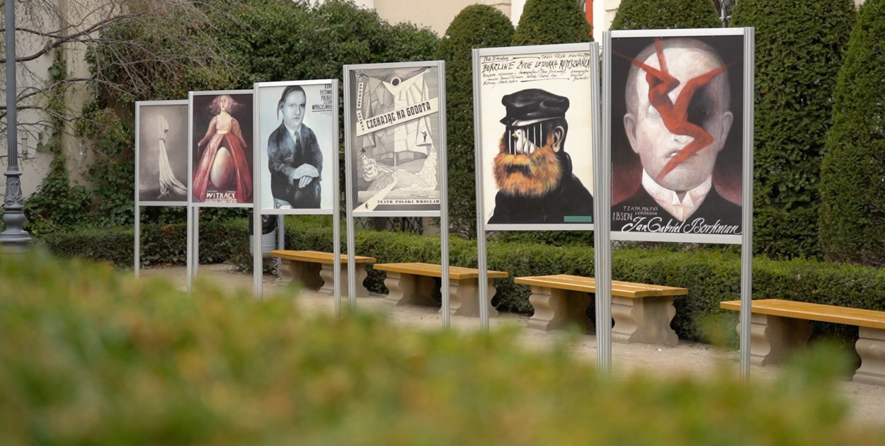 Wyjątkowe sztandary i historia teatru na plakatach