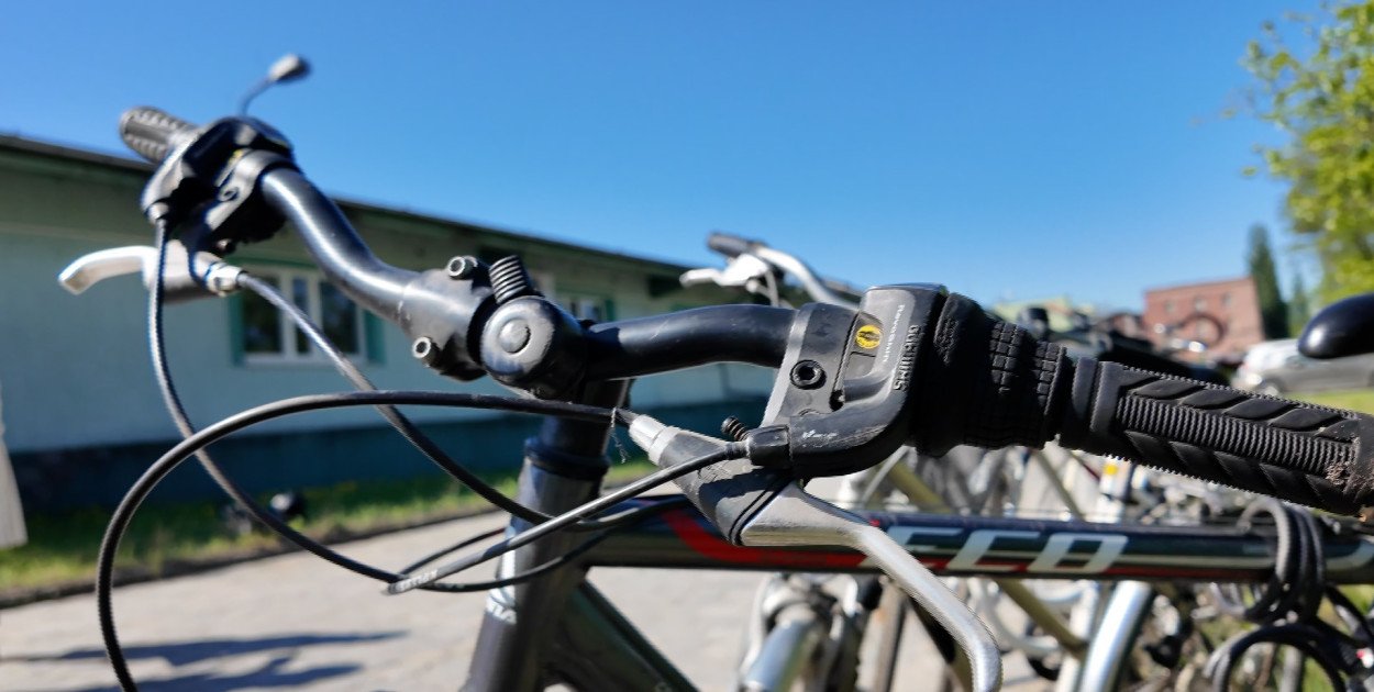 Wypadki na e-rowerach i hulajnogach to ryzyko urazu mózgu